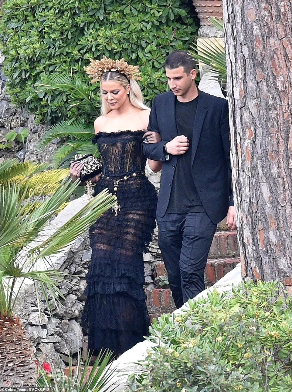 Cũng mặc váy ren đen, nhưng Khloe Kardashian không quá &quot;nặng nề&quot; như chị gái. Ngược lại, cô trông giống một nữ thần thời trung cổ với vương miện vàng cầu kỳ.