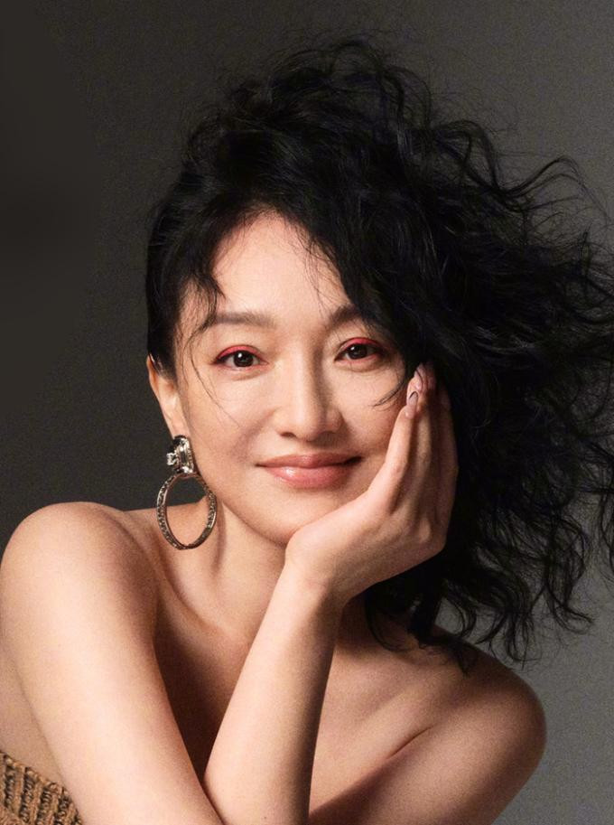 Hiện tại, ở tuổi 48, Châu Tấn vẫn đều đặn đóng phim, tham gia show tạp kỹ và chụp ảnh thời trang. Cô từng trải qua một lần thất bại trong hôn nhân với nam diễn viên Cao Thánh Viễn (kết hôn 2014 – 2020). Người đẹp được cho là đang hẹn hò với Trác Việt, tay chơi guitar cho ban nhạc rock Mosaic, kém cô 13 tuổi. Hiện tại, ở tuổi 48, Châu Tấn vẫn đều đặn đóng phim, tham gia show tạp kỹ và chụp ảnh thời trang. Cô từng trải qua một lần thất bại trong hôn nhân với nam diễn viên Cao Thánh Viễn (kết hôn 2014 – 2020). Người đẹp được cho là đang hẹn hò với Trác Việt, tay chơi guitar cho ban nhạc rock Mosaic, kém cô 13 tuổi.