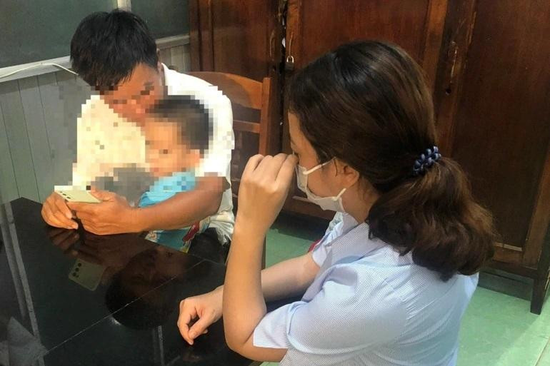 Cháu bé 3 tuổi bị mẹ ruột khai tử đã được đón từ tỉnh Đắk Nông về nhà. Ảnh: DT Cháu bé 3 tuổi bị mẹ ruột khai tử đã được đón từ tỉnh Đắk Nông về nhà. Ảnh: DT