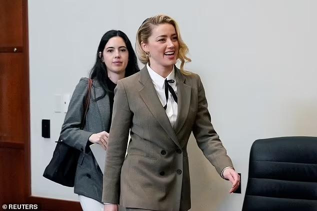 Amber Heard được cho là tự "bê đá đập chân". Amber Heard được cho là tự "bê đá đập chân".