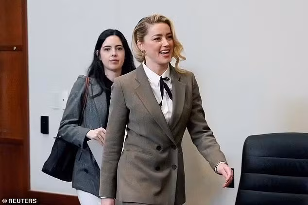 Amber Heard được cho là tự "bê đá đập chân".