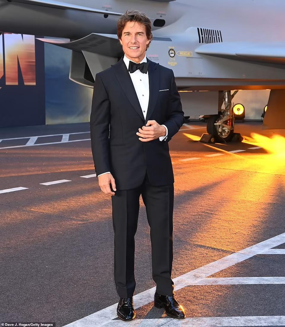 Tom Cruise bảnh bao trong bộ lễ phục đen cổ điển. Đây là buổi công chiếu &quot;Top Gun 2&quot; lần ba sau sự kiện chính tại California và tại Liên hoan phim Cannes 2022 hôm 18/5.