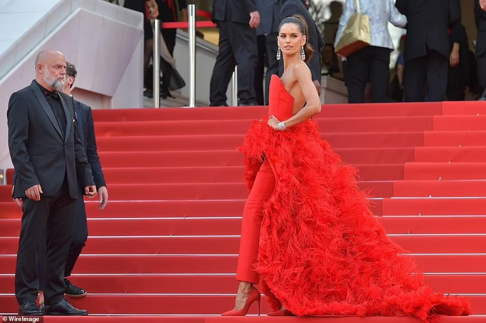 Siêu mẫu Brazil Izabel Goulart gây ấn tượng mạnh với bộ quần áo có tà lông vũ đồ sộ.