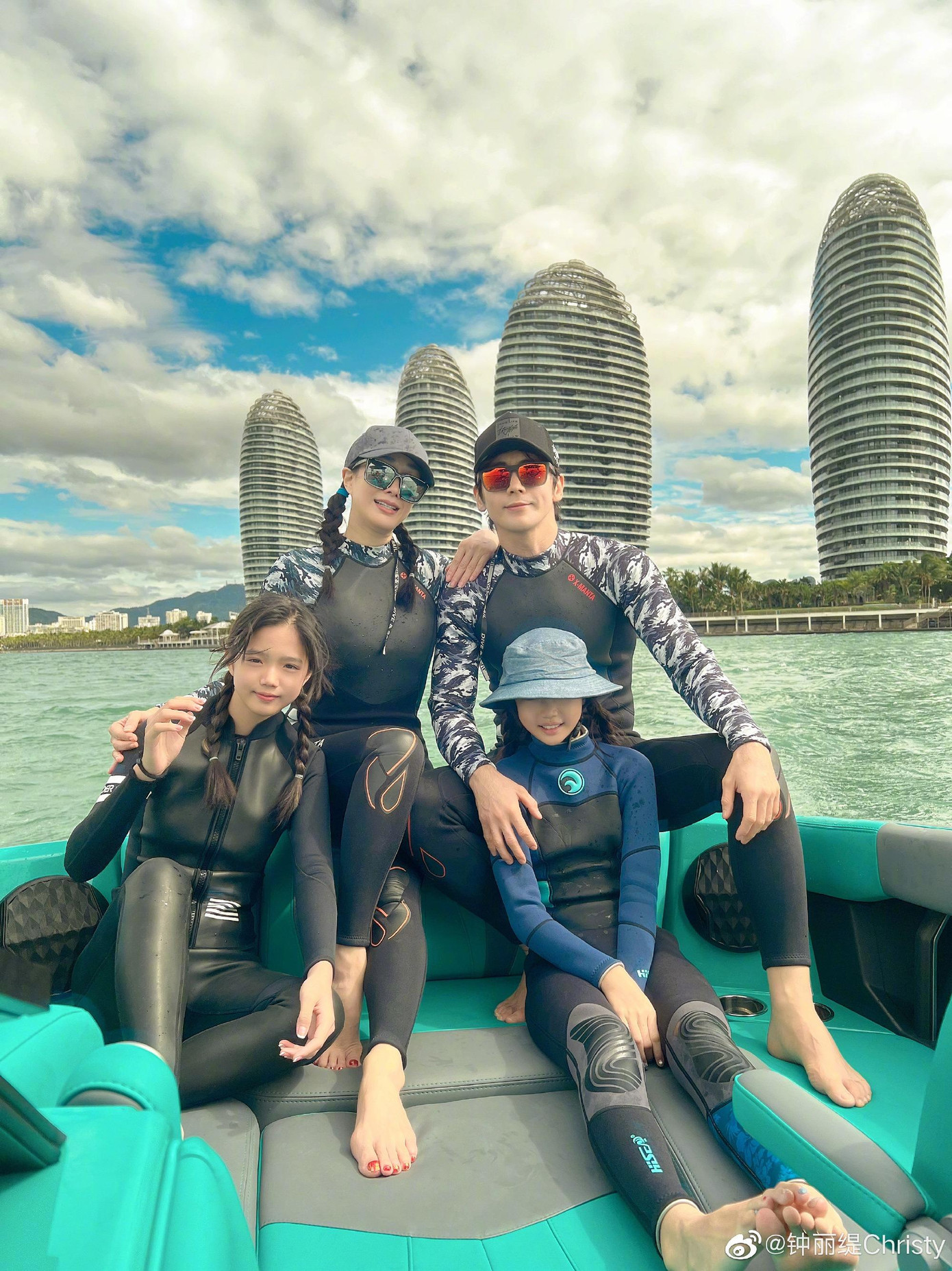 Sống cùng cặp đôi còn có hai con gái riêng của Chung Lệ Đề, Trương Tiệp Dư (SN 2008) và con gái út Trương Khả Lâm (SN 2010). Trương Luân Thạc rất thân thiết hai cô bé. Trên mạng xã hội, gia đình 4 người thường xuyên xuất hiện cùng nhau, từ những chuyến du lịch gia đình đến quay chung video TikTok.