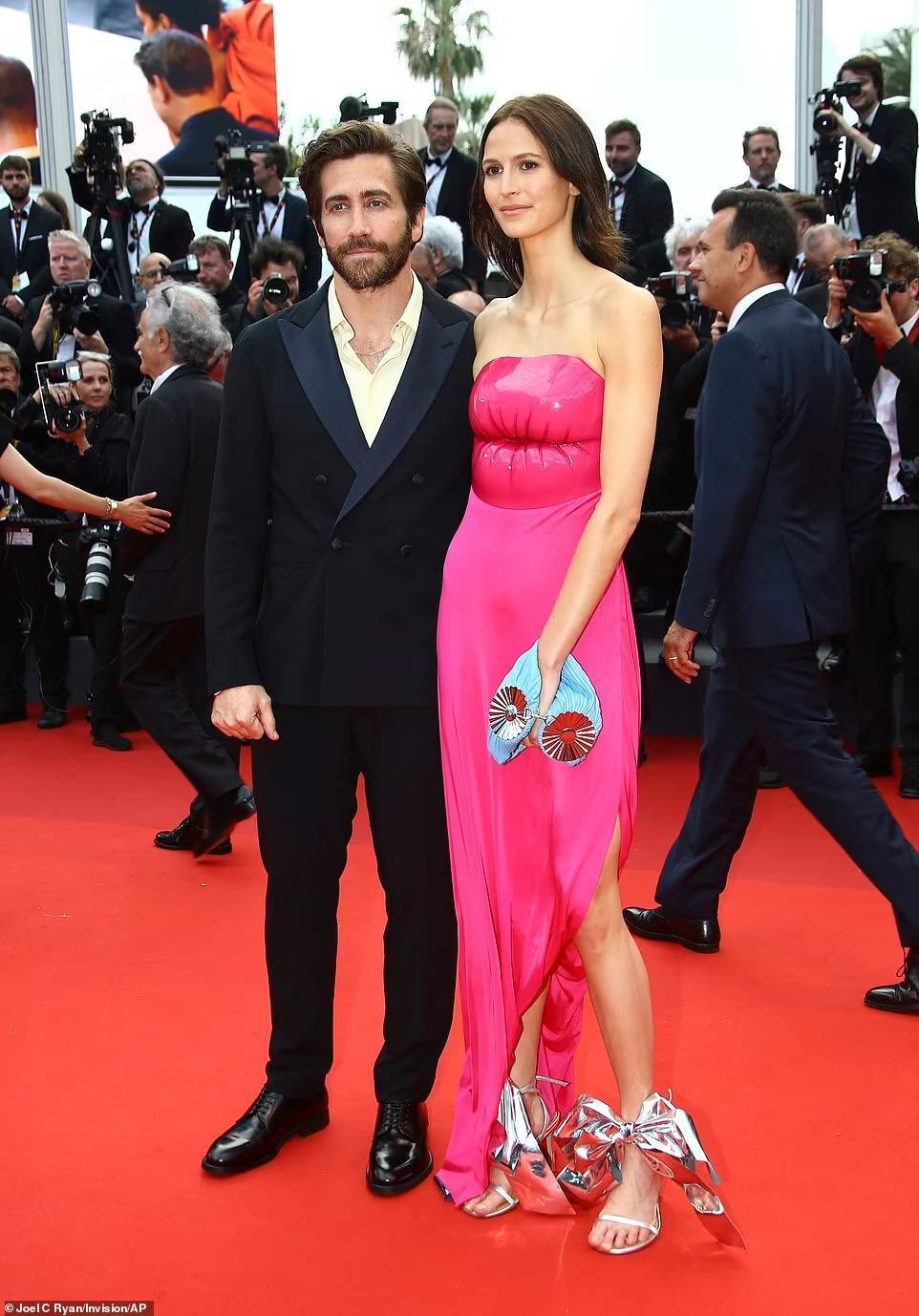 Tài tử 41 tuổi Jake Gyllenhaal sánh đôi cùng bạn gái 26 tuổi Jeanne Cadieu. Chiếc váy hình đôi môi của người mẫu 9x trông khá kỳ lạ.