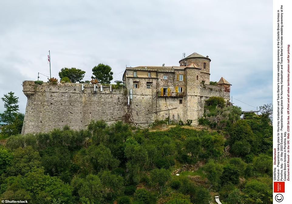 Castello Brown là pháo đài thời trung cổ của Ý nằm trên cao trên bến cảng Portofino. Hiện là một bảo tàng nhà lịch sử.