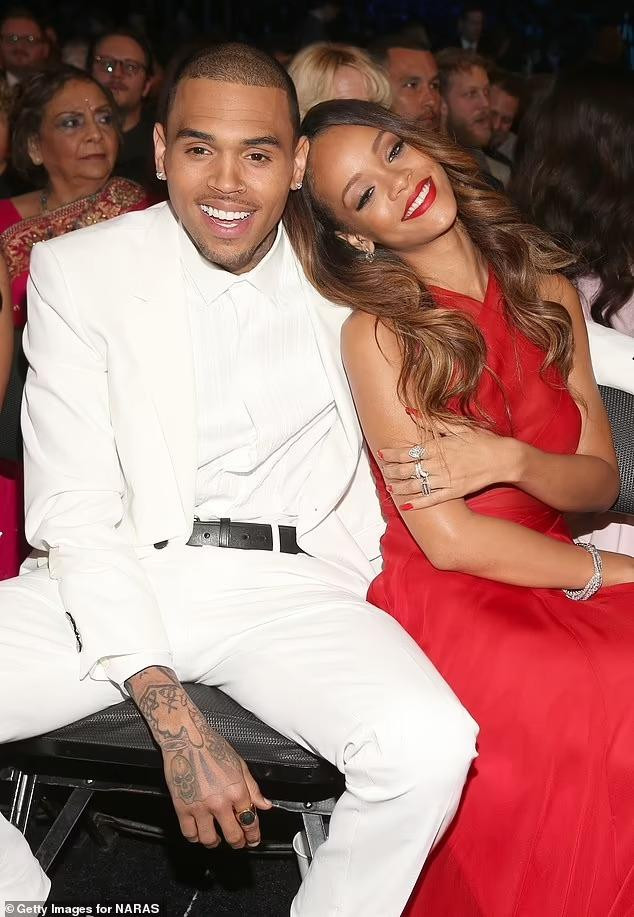 Rihanna và Chris Brown từng có cuộc tình ồn ào. Rihanna và Chris Brown từng có cuộc tình ồn ào.