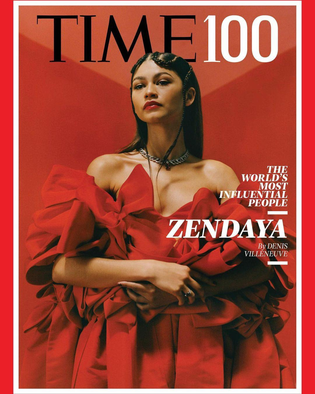 Zendaya được dẫn đầu danh mục “Người đổi mới” trong Time 100. Bạn gái “Người Nhện” là một trong năm gương mặt trang bìa mới của tạp chí uy tín hàng đầu thế giới. Năm qua chứng kiến sự phát triển mạnh mẽ của cựu ngôi sao Disney trong sự nghiệp giải trí khi liên tục góp mặt trong các &quot;bom tấn&quot; như “Spider-Man: No Way Home”, &quot;Dune&quot;... Cô cũng được công nhận là biểu tượng thời trang thế giới.