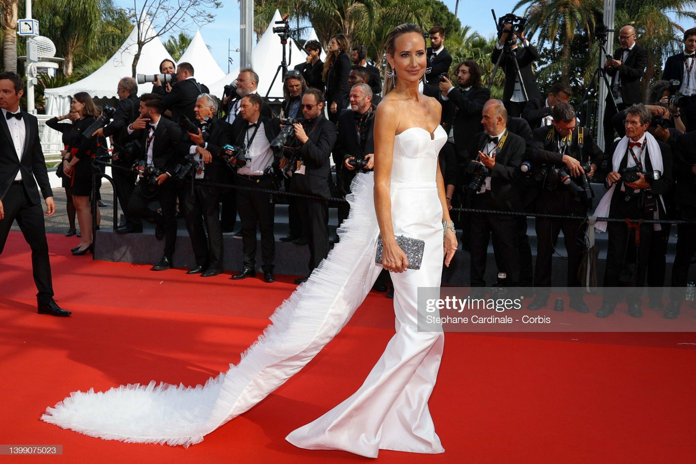 Sau hai ngày trước chọn trang phục &quot;hở bạo&quot;, Quý bà Victoria Harvey &quot;ghi điểm&quot; với phong cách thanh lịch, nhã nhặn.