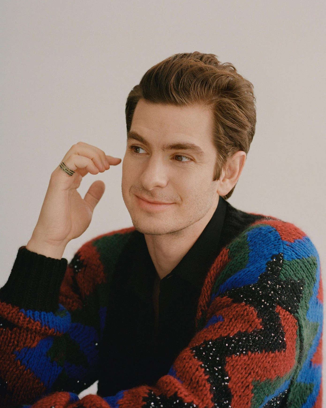 Andrew Garfield cũng lọt danh sách Time 100 ở mục “Nghệ sĩ”. Năm qua, anh trở lại với vai Người Nhện trong “Spider-Man: No Way Home”. Anh cũng nhận được một đề cử Oscar 2022 với “Tick, Tick... Boom!”. Ngoài ra, anh cũng ghi dấu ấn qua bộ phim truyền hình “Under the banner of heaven”. Người đề cử anh, đạo diễn “Sói già phố Wall” Martin Scorsese, ca ngợi anh là “Một trong những người vĩ đại trong thế hệ của anh ấy”.
