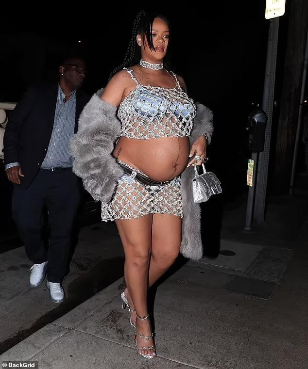 Rihanna sexy trong lần cuối lộ diện công khai trước khi sinh con. Rihanna sexy trong lần cuối lộ diện công khai trước khi sinh con.