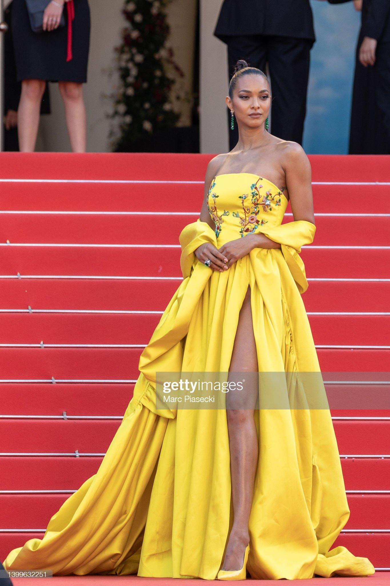 "Thiên thần nội y" Lais Ribeiro giống như một bà hoàng quyền lực và quyến rũ trong chiếc váy màu vàng rực. Thiết kế xẻ tà giúp cô khoe được đôi chân dài nuột nà.