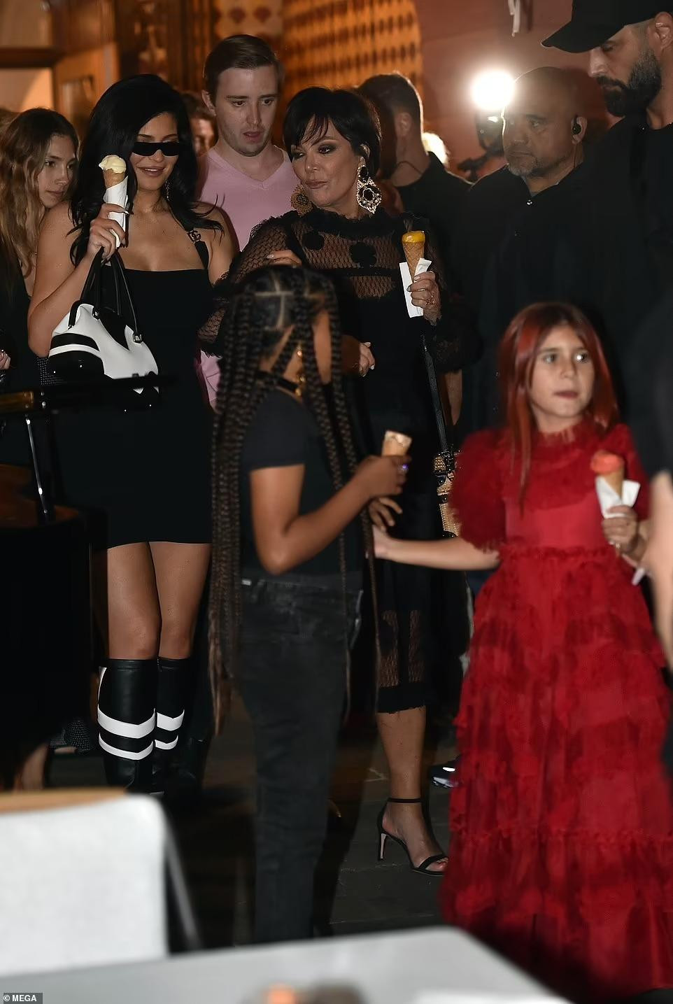 Kylie cũng hào hứng thưởng thức kem ốc quế cùng mẹ và các cháu.