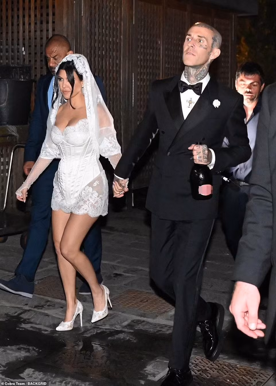 Sau đám cưới, Kourtney thay một chiếc khăn trùm đầu nhẹ nhàng hơn.