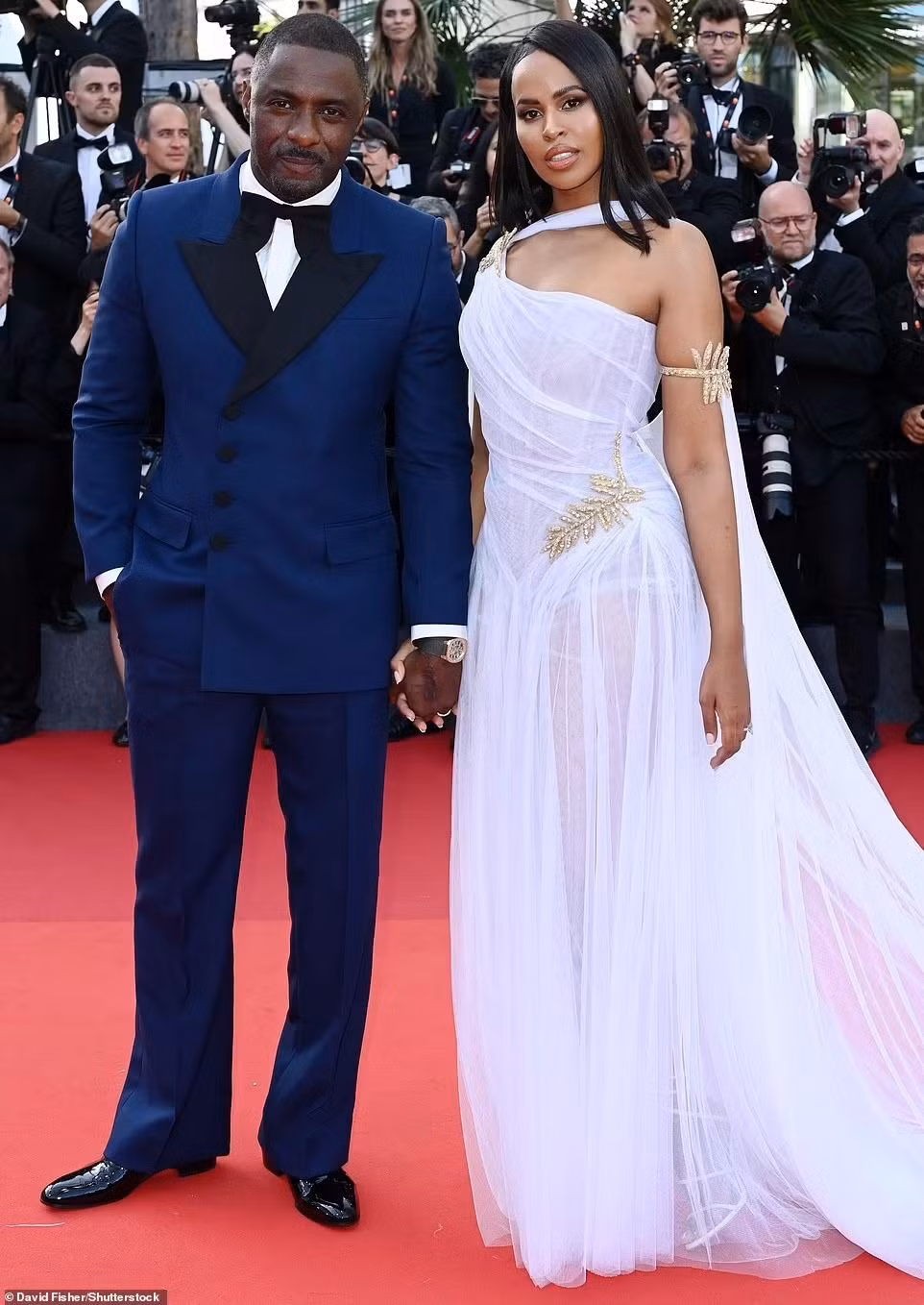 "Người đàn ông quyến rũ nhất thế giới năm 2018" Idris Elba tay trong tay bà xã Sabrina tạo dáng trên thảm đỏ LHP Cannes. "Người đàn ông quyến rũ nhất thế giới năm 2018" Idris Elba tay trong tay bà xã Sabrina tạo dáng trên thảm đỏ LHP Cannes.