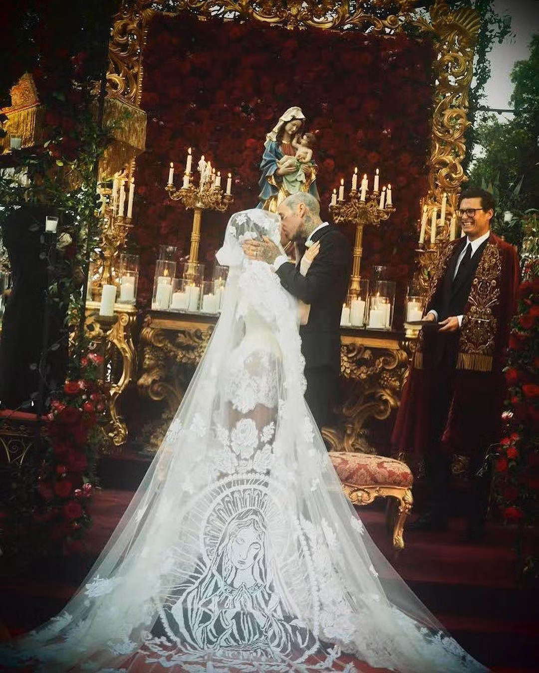 Cặp đôi nổi tiếng nói lời thề nguyện trăm năm trước bàn thờ Đức mẹ Maria và Chúa Jesus, rồi trao nhau nụ hôn ngọt ngào