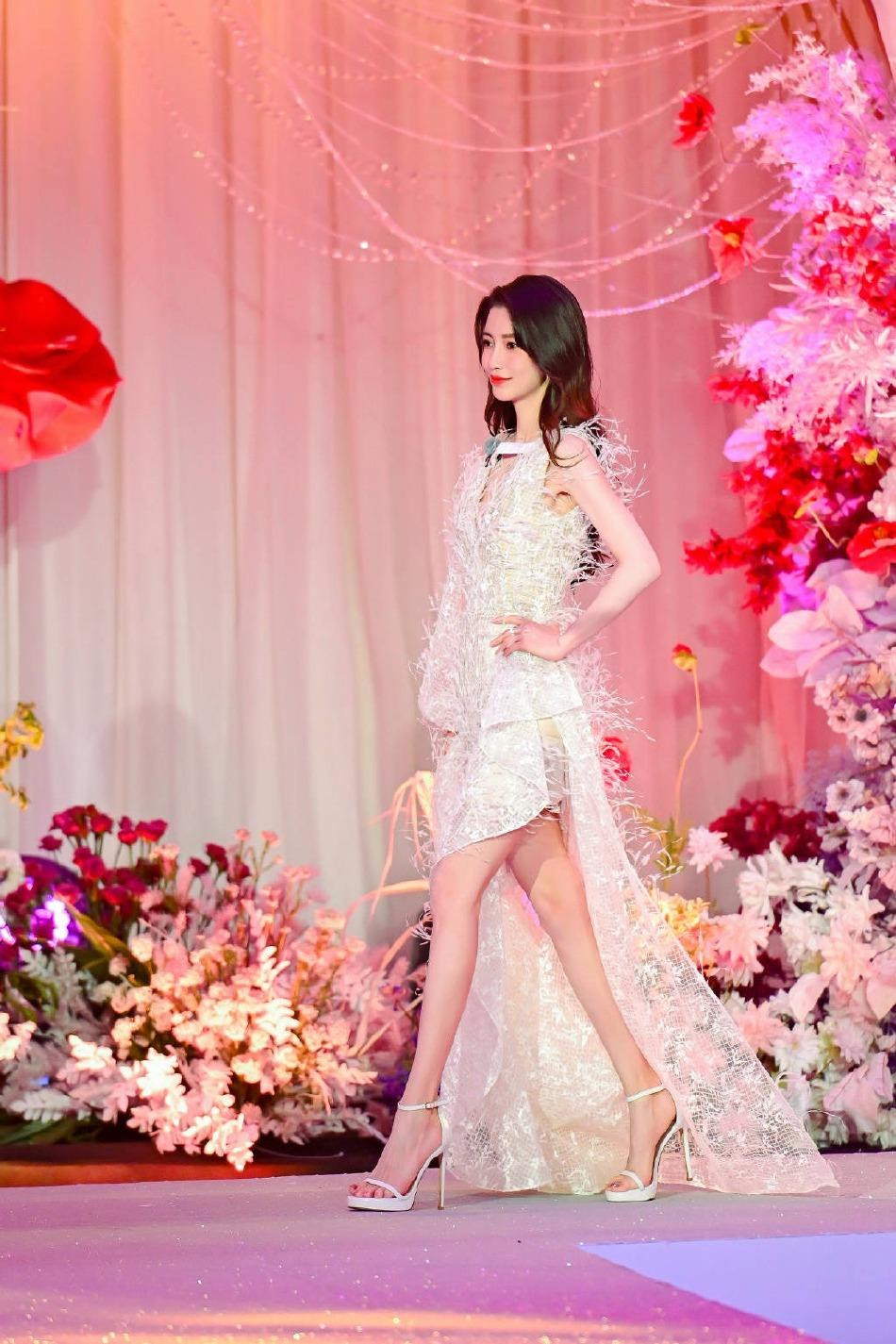 Tuy nhiên, thay vì nhận những lời khen, ngôi sao &quot;Vân Trung Ca&quot; lại bị dân mạng chê bai bởi thân hình gầy gò, thiếu sức sống.