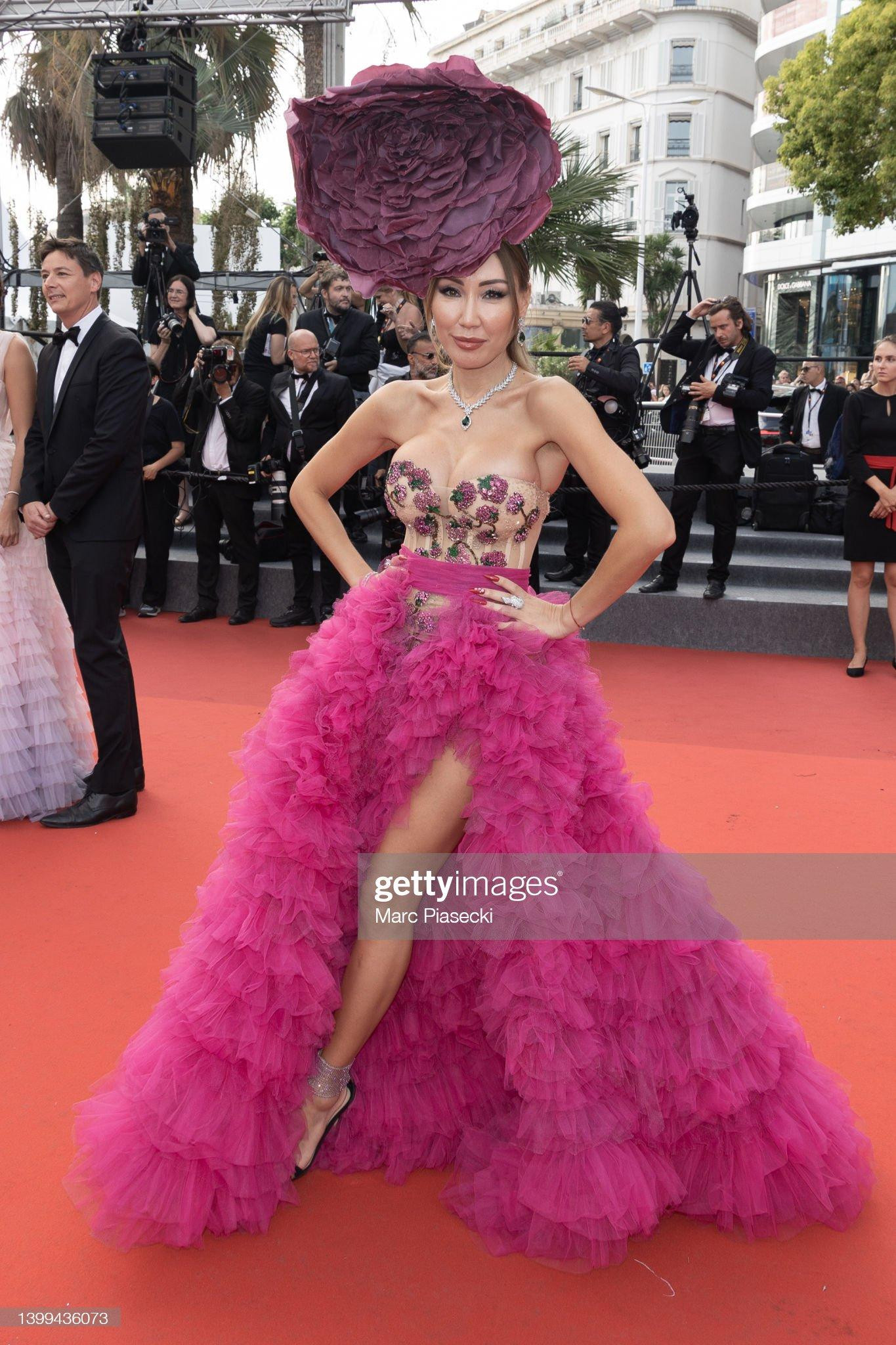 Không ít trong số đó chọn cách mặc trang phục "hở bạo", mang phụ kiện "lố" để thu hút sự chú ý của truyền thông quốc tế.