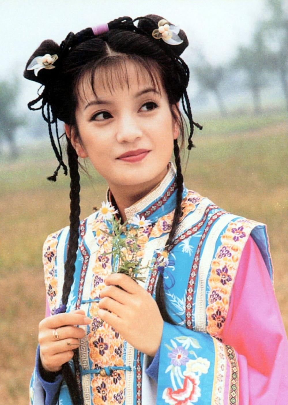 Triệu Vy sinh năm 1976 tại Vu Hồ, Trung Quốc. Cô xuất thân Học viện Điện ảnh Bắc Kinh, trở nên nổi tiếng khắp Trung Quốc và châu Á với vai Tiểu Yến Tử trong bộ phim truyền hình “Hoàn Châu Cách Cách” (1998-1999). Cô xếp hạng thứ 80 trong danh sách “100 người nổi tiếng Trung Quốc” của Tạp chí Forbes vào năm 2013, thứ 22 vào năm 2014, và 28 vào năm 2017. Triệu Vy sinh năm 1976 tại Vu Hồ, Trung Quốc. Cô xuất thân Học viện Điện ảnh Bắc Kinh, trở nên nổi tiếng khắp Trung Quốc và châu Á với vai Tiểu Yến Tử trong bộ phim truyền hình “Hoàn Châu Cách Cách” (1998-1999). Cô xếp hạng thứ 80 trong danh sách “100 người nổi tiếng Trung Quốc” của Tạp chí Forbes vào năm 2013, thứ 22 vào năm 2014, và 28 vào năm 2017.