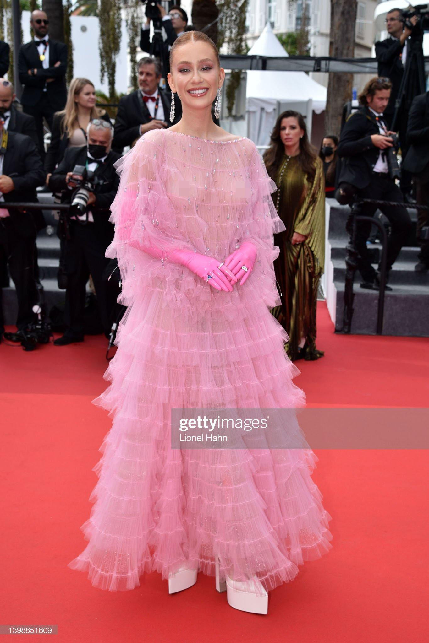 Nữ diễn viên Brazil Marina Ruy Barbosa tưởng kín mà hở, lộ cả đôi &quot;gò bồng đảo&quot; sau lớp váy mỏng manh.