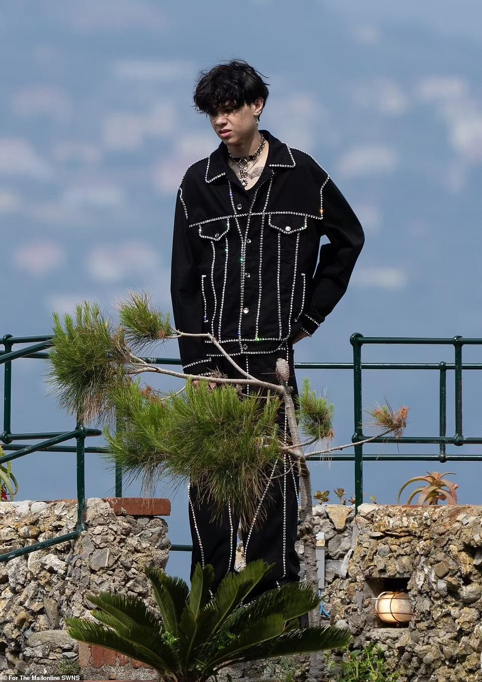 Con trai Landon của Travis gây ấn tượng với bộ vest đen nạm kim cương.