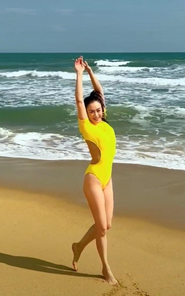 Ở tuổi 52, bà mẹ 3 con nổi tiếng khiến dân mạng trầm trồ trước thân hình nuột nà, săn chắc.