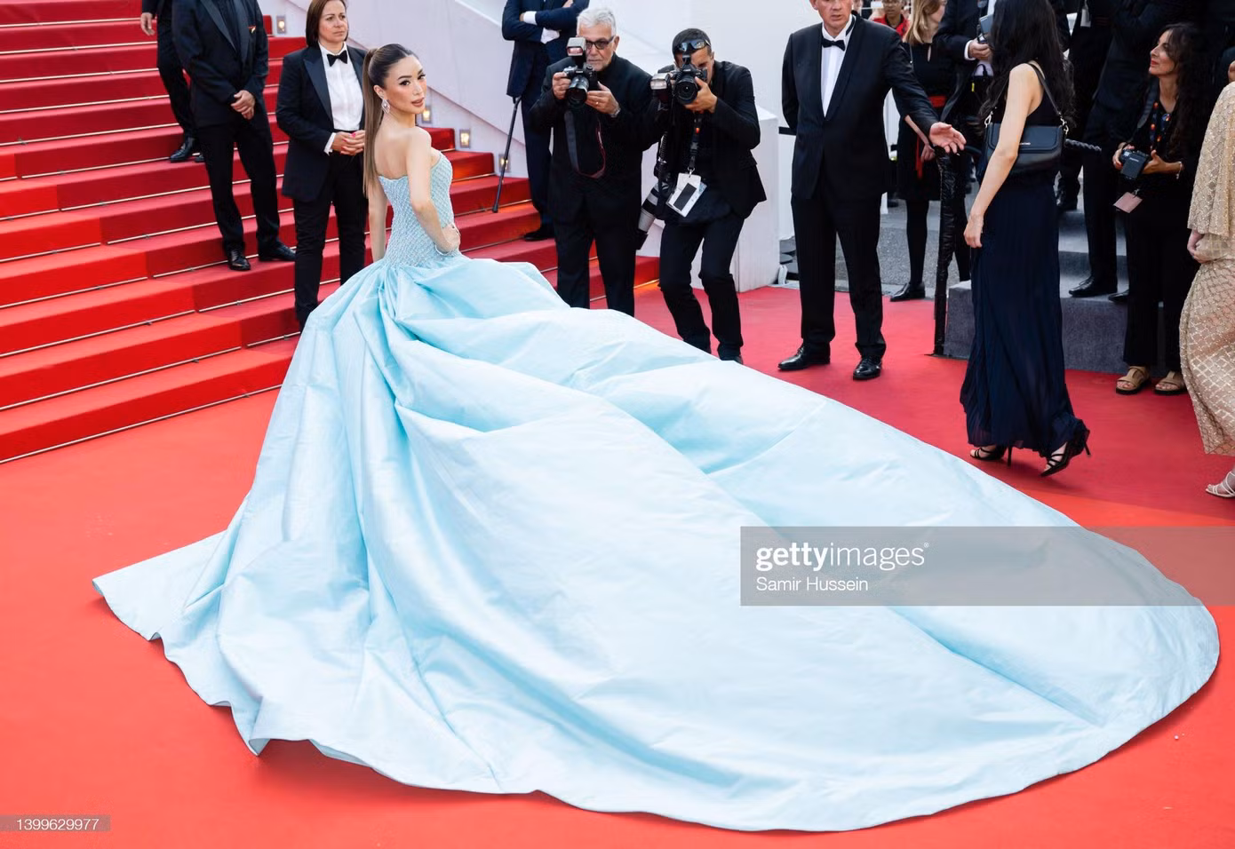 Nữ diễn viên Philippines Heart Evangelista lại hóa thân thành nàng công chúa ngọt ngào trong bộ cánh màu xanh dương nhạt chiếm diện tích.