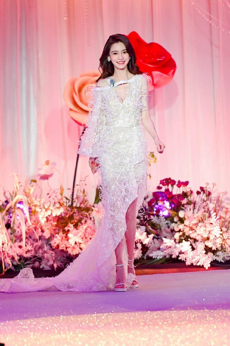 Nhiều người cho rằng, đó là &quot;tác dụng phụ&quot; của chỉnh ảnh quá đà. Số khác lại đặt nghi vấn, người đẹp 8x đã can thiệp thẩm mỹ làm thay đổi các đường nét trên mặt. Tháng trước, cô cũng bị &quot;soi&quot; chiếc mũi bị biến dạng, lệch hẳn sang một bên.