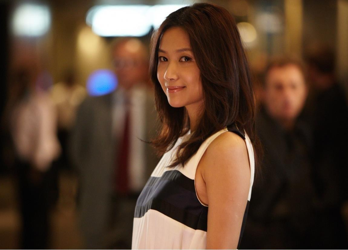 Từ Tịnh Lôi sinh năm 1974 tại Bắc Kinh. Cô bắt đầu diễn xuất từ năm 1994, có nền tảng là sinh viên tốt nghiệp Học viện Điện ảnh Bắc Kinh. So với ba “đại hoa đán” còn lại, cô ít được biết đến ở nước ngoài, nhưng là cái tên uy tín ở Trung Quốc. Từ Tịnh Lôi sinh năm 1974 tại Bắc Kinh. Cô bắt đầu diễn xuất từ năm 1994, có nền tảng là sinh viên tốt nghiệp Học viện Điện ảnh Bắc Kinh. So với ba “đại hoa đán” còn lại, cô ít được biết đến ở nước ngoài, nhưng là cái tên uy tín ở Trung Quốc.