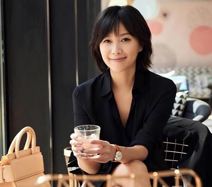 Những năm gần đây, Từ Tịnh Lôi ít hoạt động trong showbiz và kín tiếng về đời tư. Cô từng có mối tình ồn ào với Vương Sóc, bị chỉ trích vì quá cách biệt tuổi tác (16 tuổi). Hiện tại, cô vẫn chưa kết hôn. Có thông tin, cô đã gắn bó với nam diễn viên Huỳnh Lập Hành hơn 10 năm nhưng vẫn chưa tính chuyện chung thân đại sự. Những năm gần đây, Từ Tịnh Lôi ít hoạt động trong showbiz và kín tiếng về đời tư. Cô từng có mối tình ồn ào với Vương Sóc, bị chỉ trích vì quá cách biệt tuổi tác (16 tuổi). Hiện tại, cô vẫn chưa kết hôn. Có thông tin, cô đã gắn bó với nam diễn viên Huỳnh Lập Hành hơn 10 năm nhưng vẫn chưa tính chuyện chung thân đại sự.