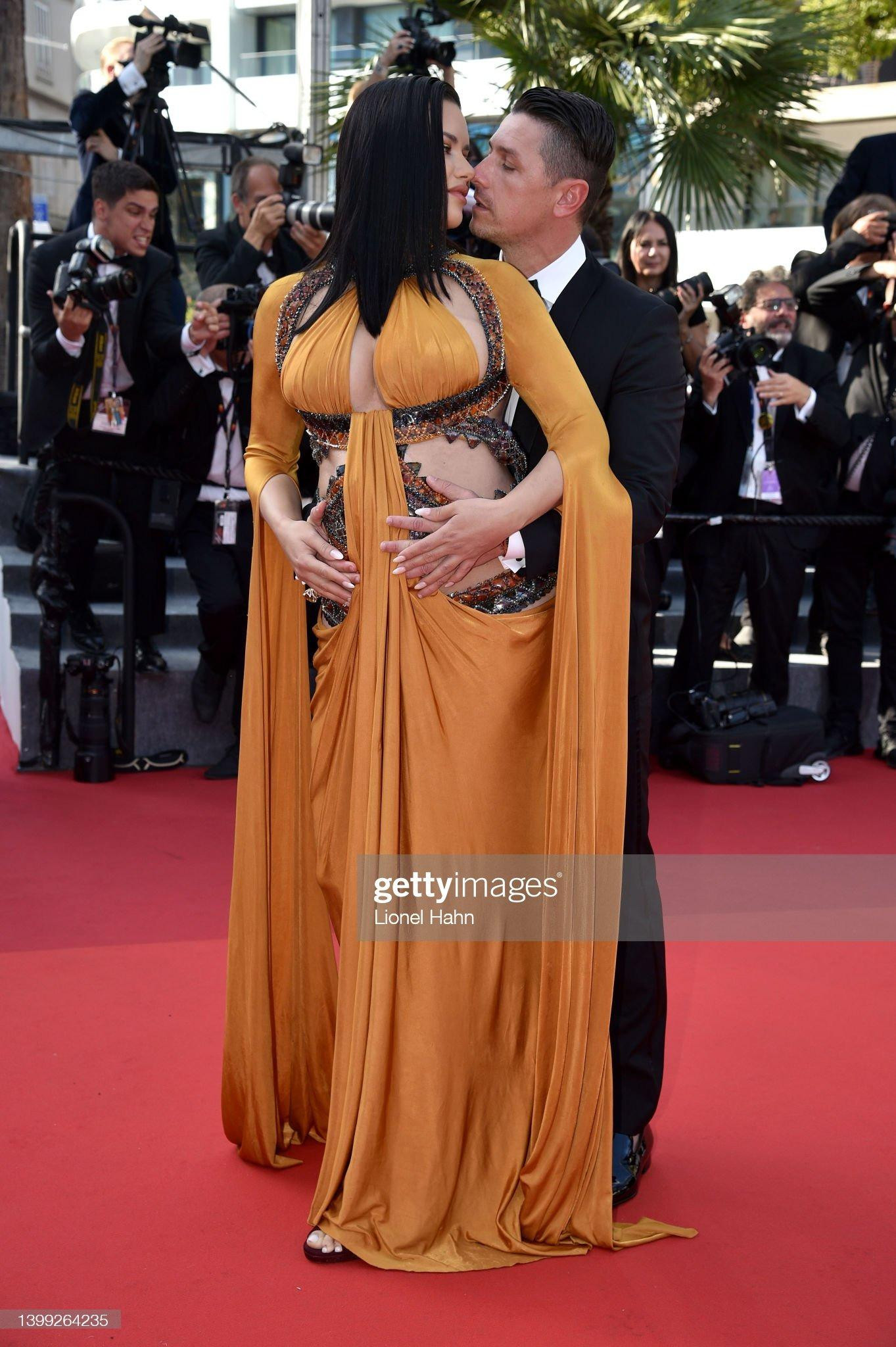 Một cặp đôi khác cũng khoe ân ái trước giới truyền thông là cựu thiên thần nội y Adriana Lima và bạn trai Andre Lemmers. Siêu mẫu Brazil không ngại hở bạo dù đang mang thai.