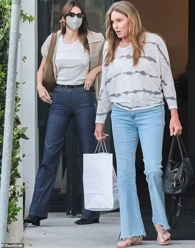 Hôm 28/5, Kendall Jenner được nhìn thấy đi ăn tối cùng người bố chuyển giới Caitlyn Jenner ở thành phố biển Malibu, Los Angeles, Mỹ.