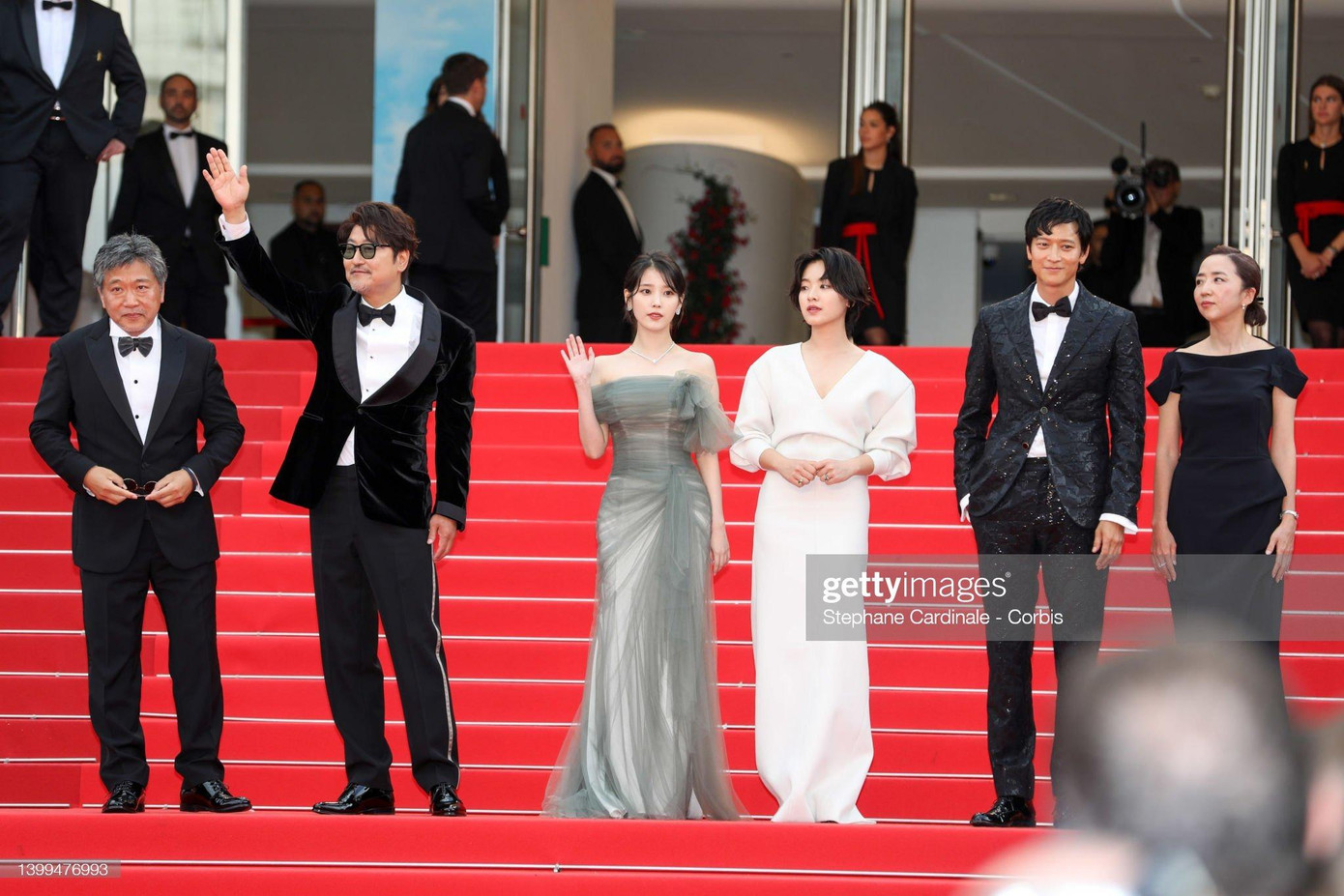 Đoàn phim “Broker” ra mắt truyền thông tại Liên hoan phim Cannes lần thứ 75. Từ trái qua phải: đạo diễn Hirokazu Koreeda, Song Kang-ho, Lee Ji-eun, Lee Joo-Young và Kang Dong-won.