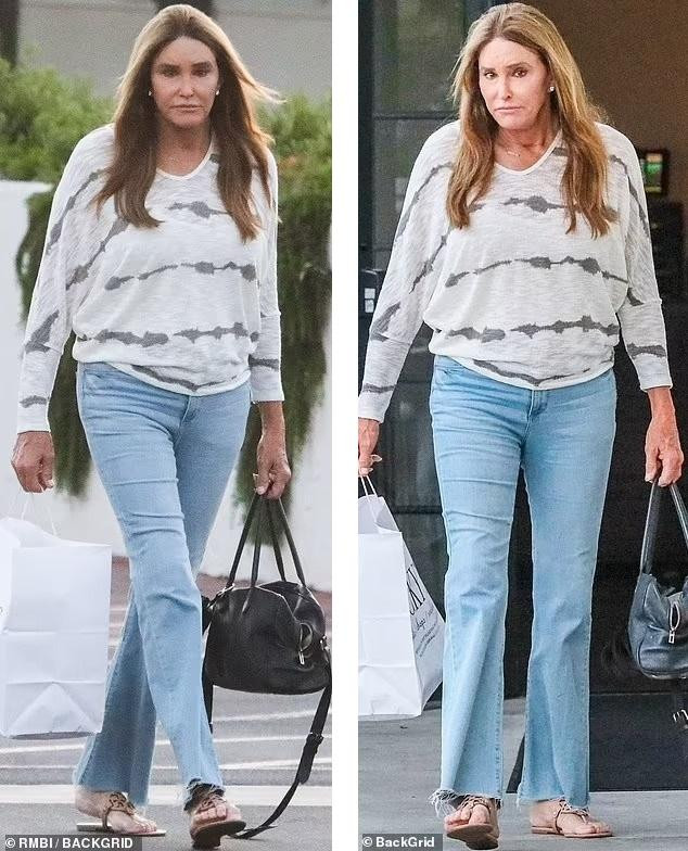Caitlyn Jenner cũng ưu tiên trang phục thoải mái, đời thường với áo mongtoghi dài tay trắng vằn đen, quần jean rách gấu, sandal xỏ ngón và túi xách đen cỡ lớn. Bà trông trẻ trung hơn nhiều so với tuổi 73.