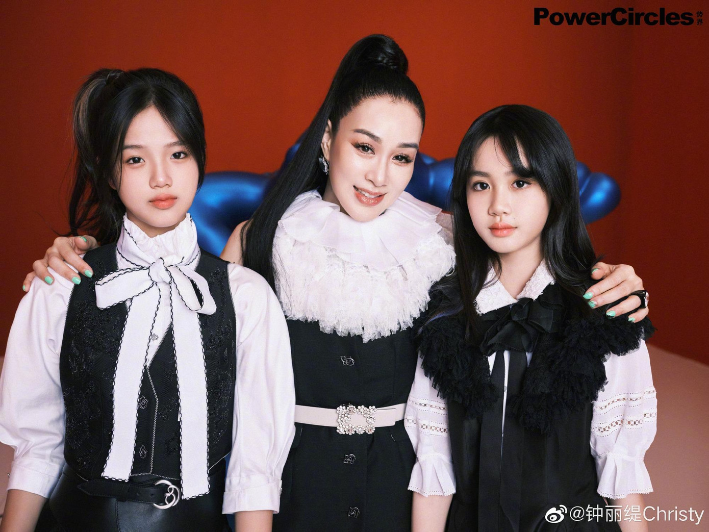 Tiệp Dư và Khả Lâm càng lớn càng xinh đẹp, sở hữu ngoại hình trong trẻo như thiên thần.