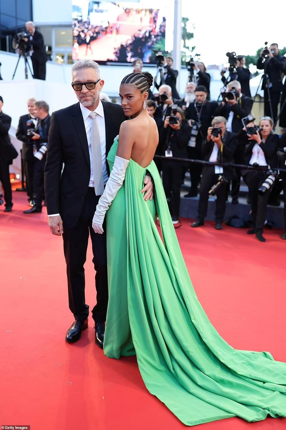 Tina Kunakey (25 tuổi) quyến rũ bên chồng hơn 31 tuổi, nam diễn viên Vincent Cassel.