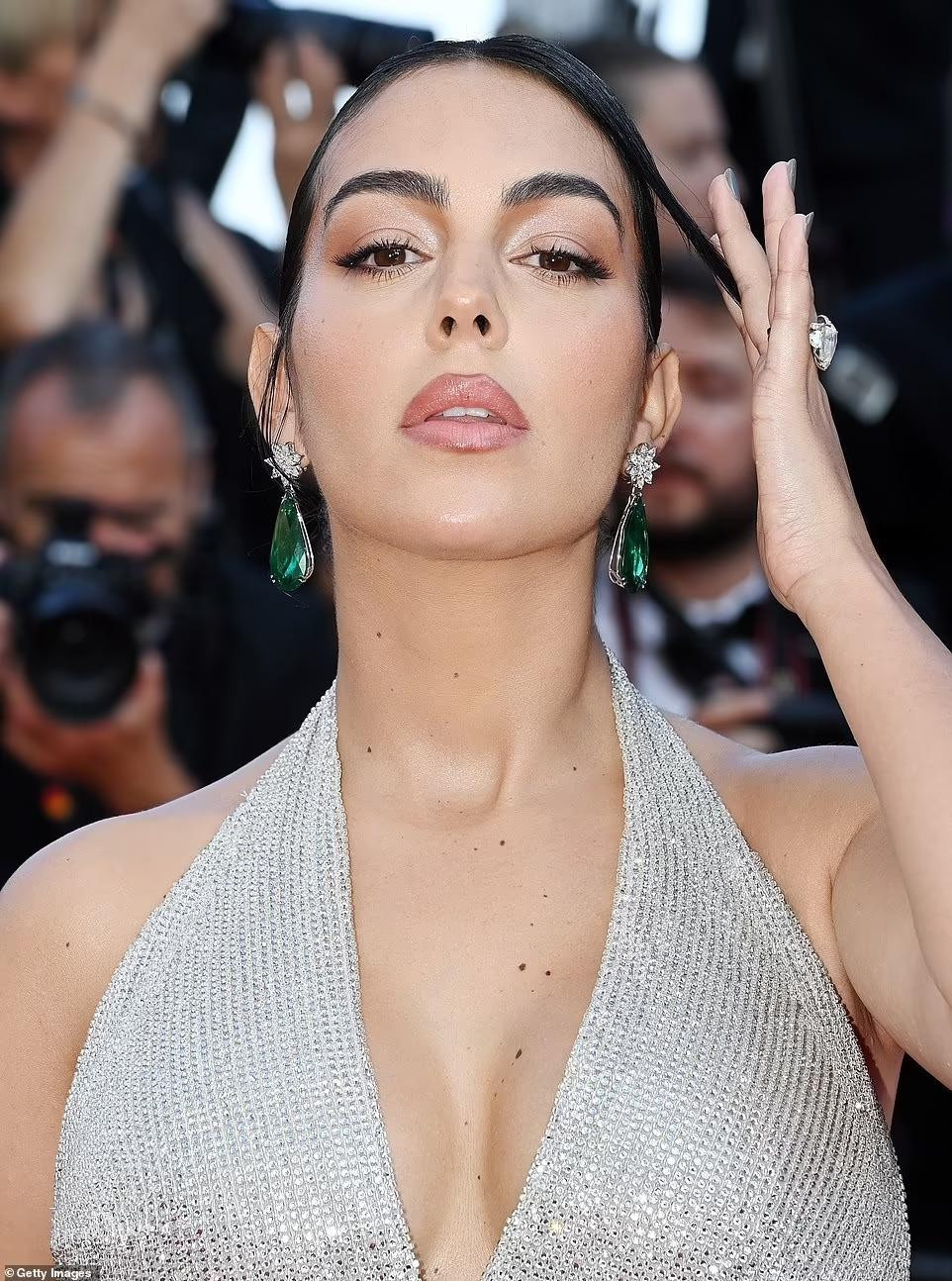 Điểm thêm cho vẻ sang chảnh, quyến rũ là bộ trang sức kim cương và ngọc lục bảo đắt giá.