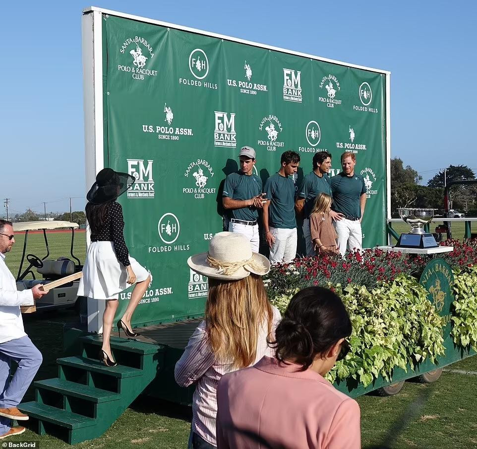 Không chỉ là khán giả, Nữ công tước xứ Sussex còn được giao trọng trách trao cúp Lisle Nixon Memorial cho đội thắng cuộc và đó là đội của chồng cô.