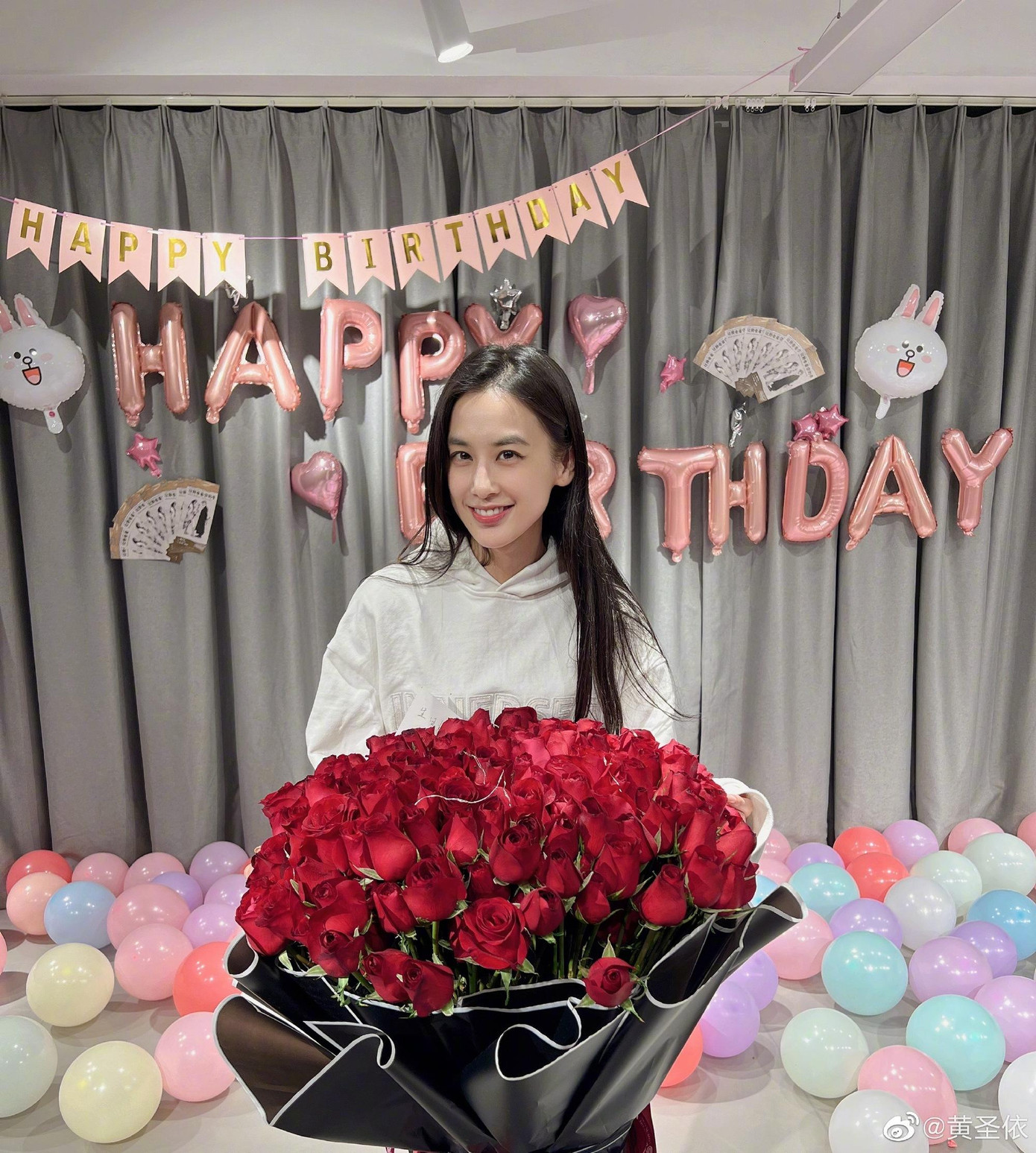 Những năm gần đây, Huỳnh Thánh Y gần như rút khỏi showbiz, không đóng phim mới. Thay vào đó, cô tập trung vun vén, chăm sóc gia đình nhỏ với ông xã đại gia Dương Tử và hai con nhỏ. Sắc vóc tuổi 39 của cô cũng không khác nhiều so với thuở đôi mươi.