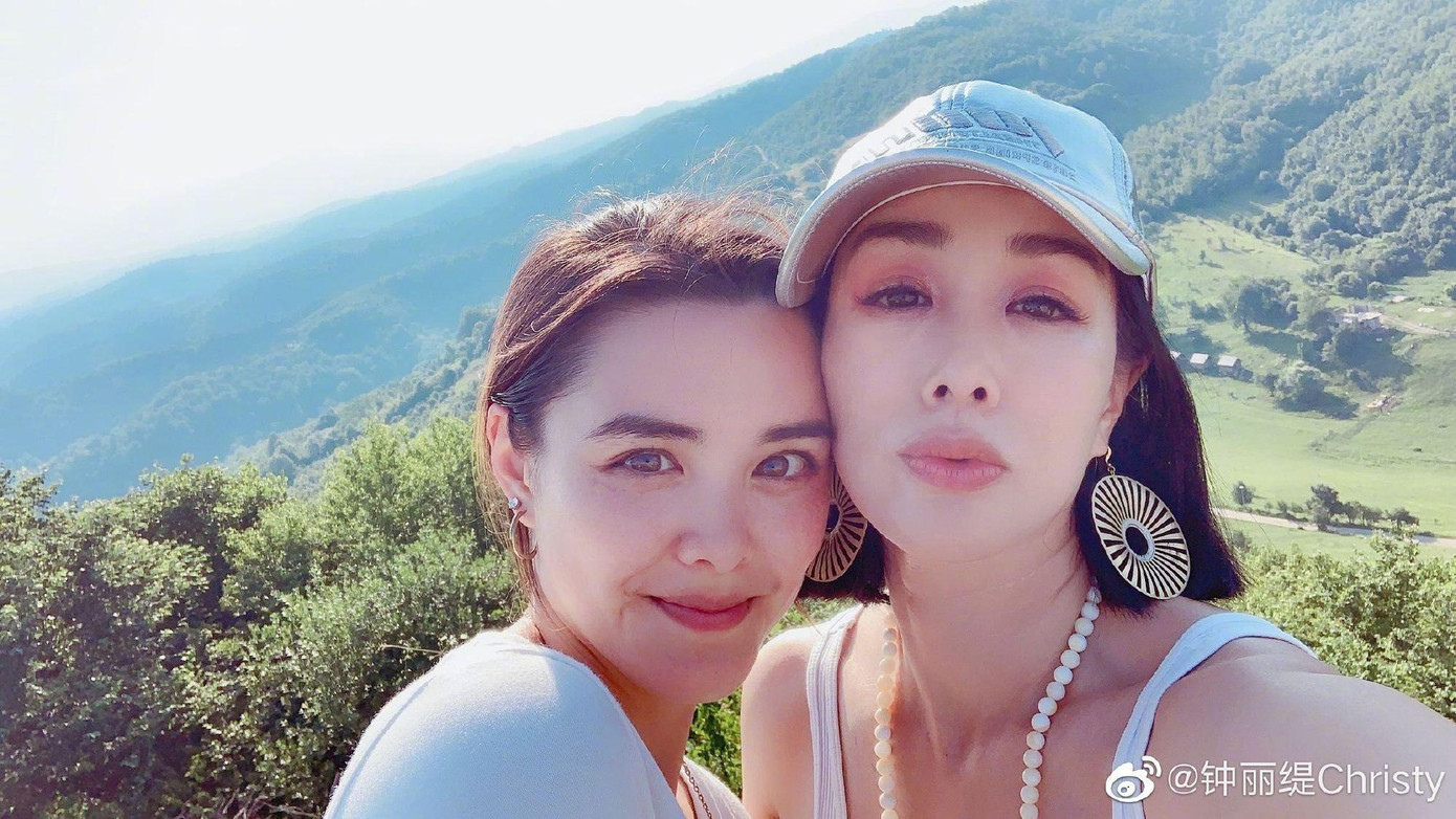 Chung Lệ Đề còn có con gái lớn Trương Mẫn Quân (SN 1998). Cuối năm ngoái, Mẫn Quân đăng quang danh hiệu Á hậu trong cuộc thi Hoa hậu Trung Quốc Vancouver.