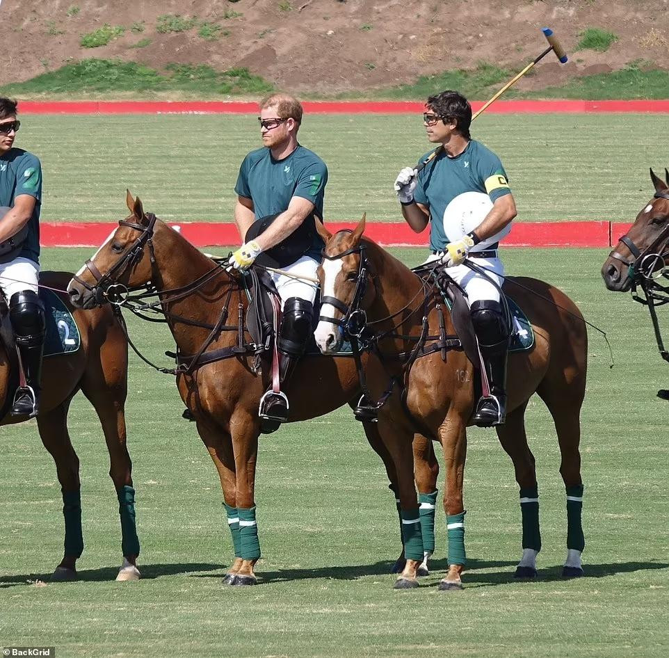 Hoàng tử Harry và đồng đội kiêm bạn thân, nam diễn viên Nacho Figueras, ngồi trên lưng ngựa chờ trận đấu bắt đầu.