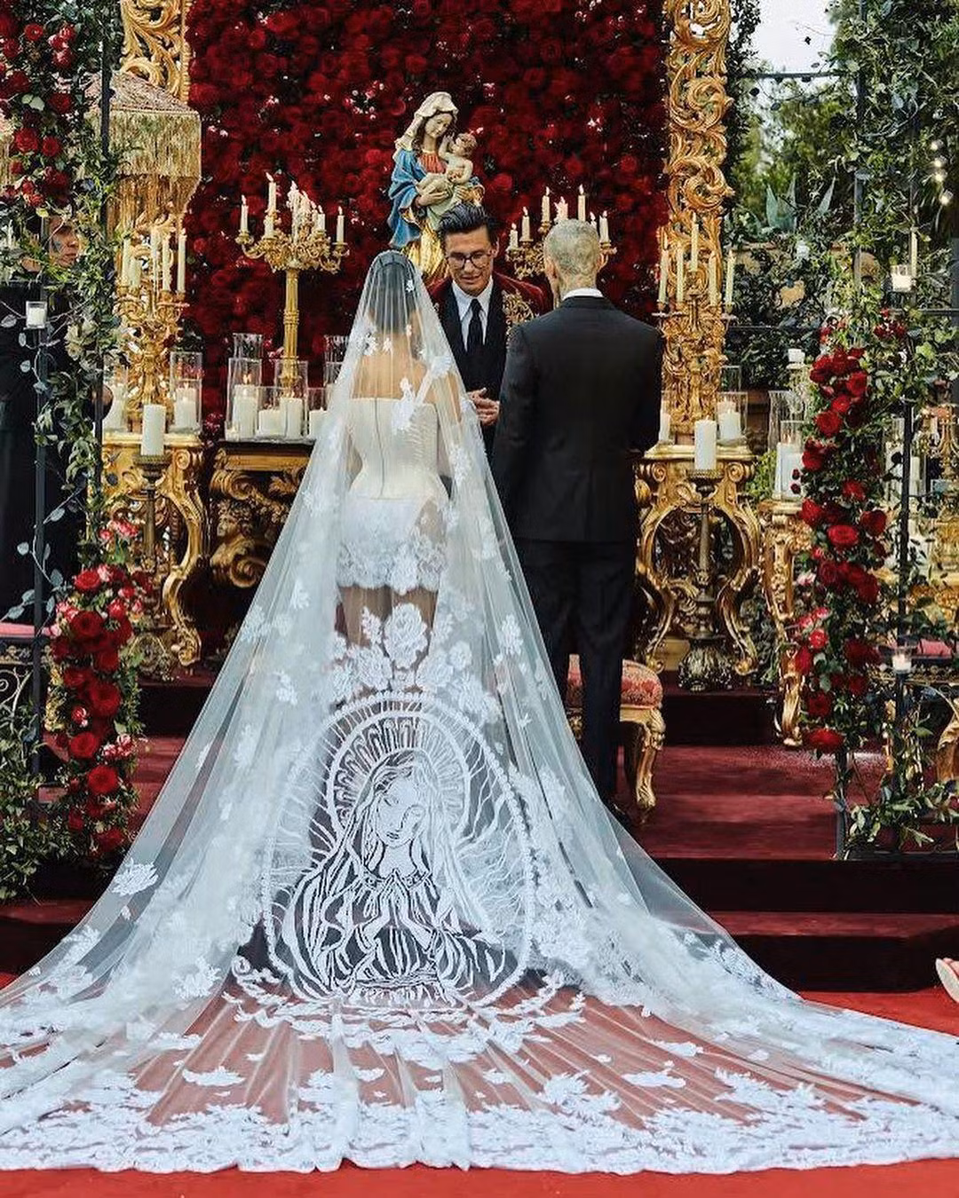 Tối Chủ nhật (22/5), Kourtney Kardashian và Travis Barker tổ chức hôn lễ ngoài lãng mạn tại lâu đài cổ Castello Brown ở làng Portofino (Ý).