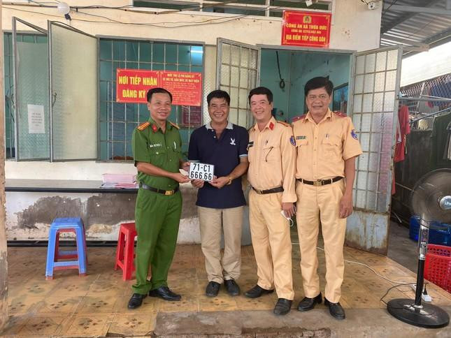 Ông Long tiết lộ có người trả giá 800 triệu đồng để mua lại xe máy có biển số ngũ quý 6 mà ông vừa bấm được.