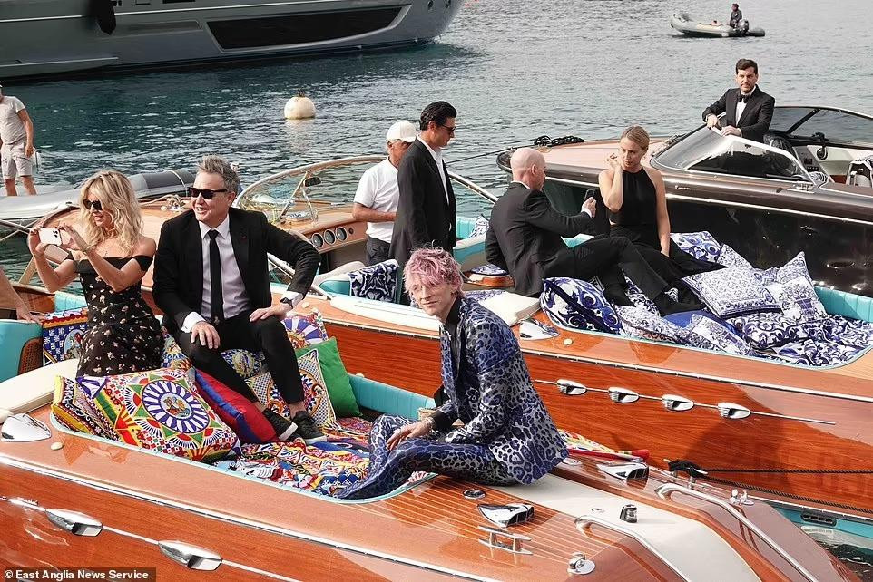 Khách mời di chuyển đến nơi tổ chức hôn lễ bằng thuyền.