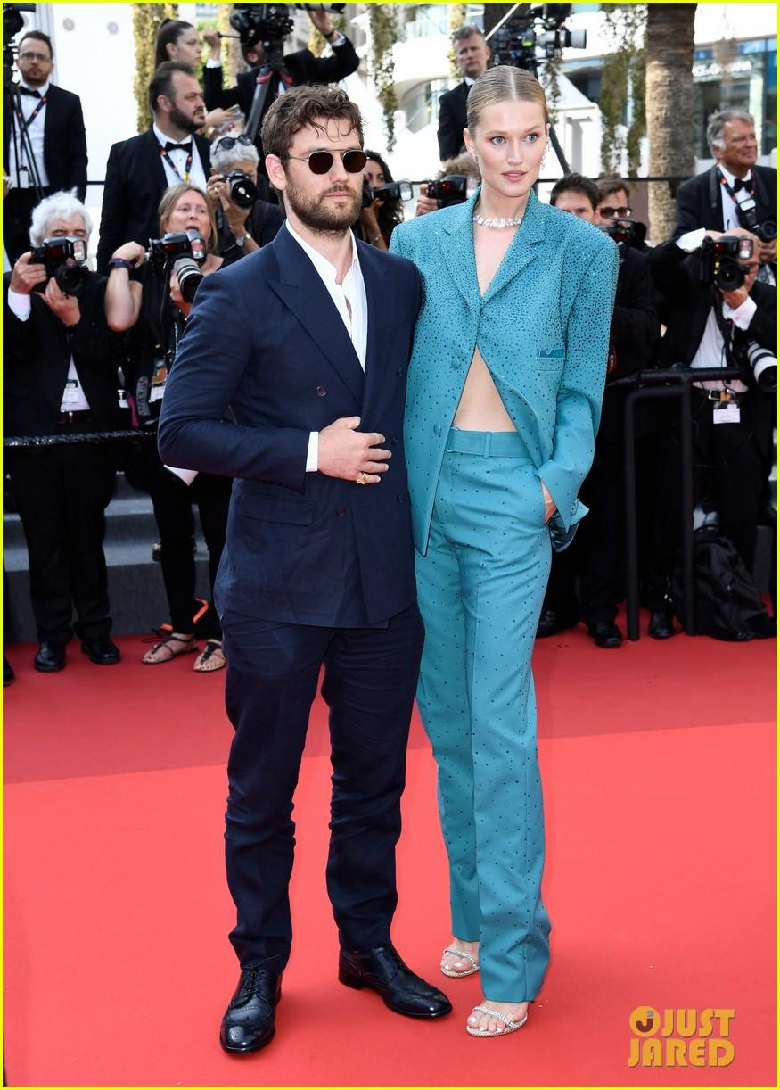 Siêu mẫu Đức Toni Garrn khác biệt với số đông khi chọn cho mình một bộ suit màu xanh thanh lịch và sang chảnh. Hộ tống cô là người chồng điển trai Alex Pettyfer.