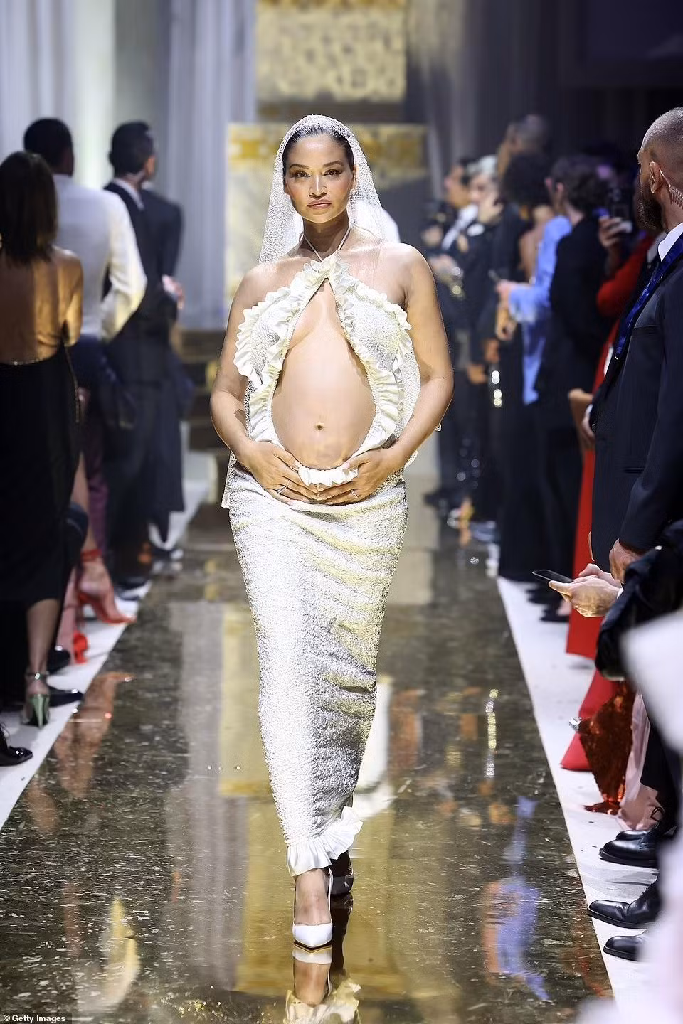 Thiên thần nội y Shanina Shaik chứng minh mang thai vẫn có thể nóng bỏng và thời trang.