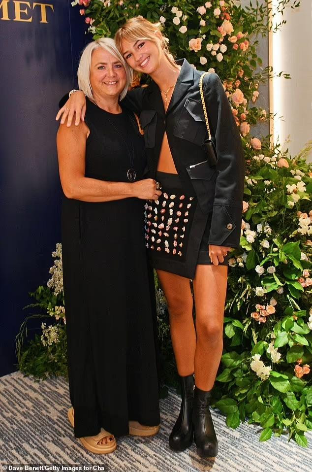 Người mẫu Gen Z đi sự kiện cùng mẹ ruột, bà Helen Regan.