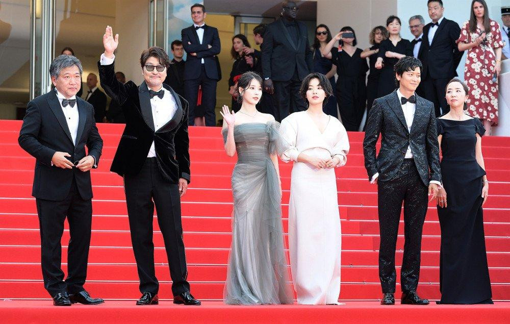 IU cùng đoàn phim "Broker" ra mắt tại LHP Cannes 2022. IU cùng đoàn phim "Broker" ra mắt tại LHP Cannes 2022.