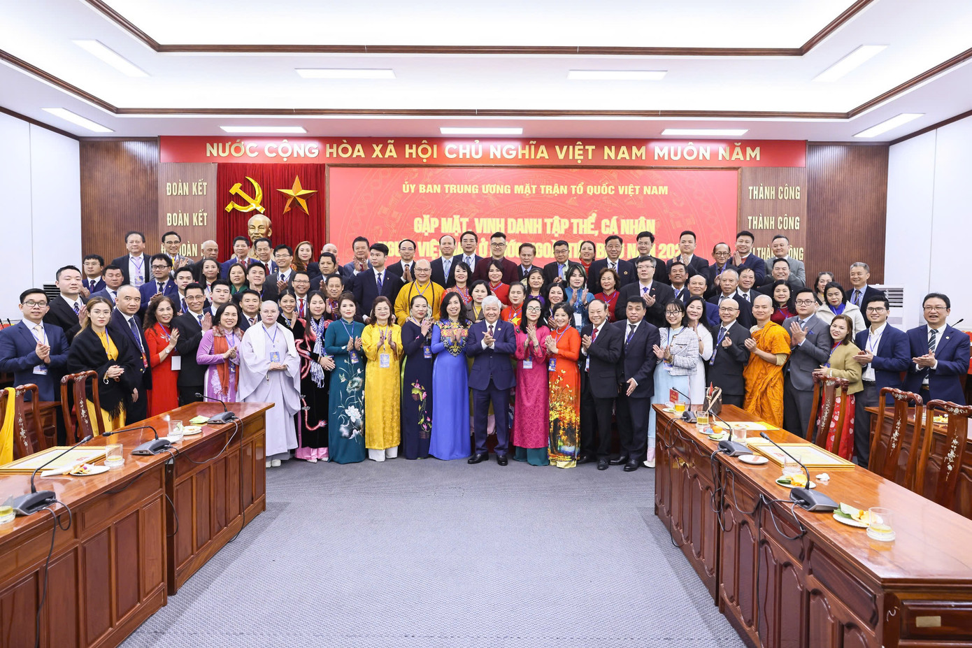 Chủ tịch Trung ương Mặt trận Tổ quốc Việt Nam Đỗ Văn Chiến chụp ảnh cùng đoàn kiều bào về dự Xuân Quê hương 2025.(Ảnh:L.A) Chủ tịch Trung ương Mặt trận Tổ quốc Việt Nam Đỗ Văn Chiến chụp ảnh cùng đoàn kiều bào về dự Xuân Quê hương 2025.(Ảnh:L.A)