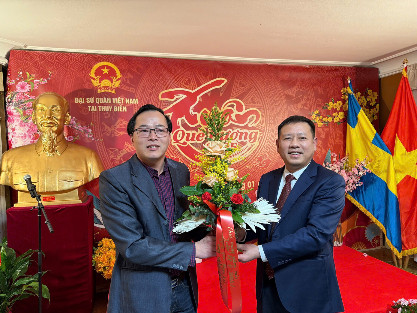 Đại sứ Việt Nam tại Thuỵ Điển Trần Văn Tuấn phát biểu tại chương trình Xuân Quê hương 2025. Đại sứ Việt Nam tại Thuỵ Điển Trần Văn Tuấn phát biểu tại chương trình Xuân Quê hương 2025.